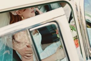 bride-wedding-car